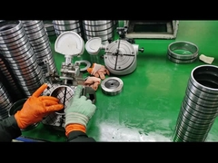 구형 롤러 베어링이 정밀 테스트를 받고 있습니다.