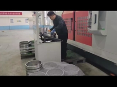 구형 롤러 베어링이 정밀 테스트를 받고 있습니다.